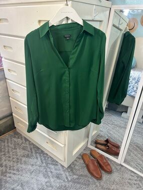 Ann Taylor Kelly Green Collared V-Neck Business Corporate Tailored Silk Blouse✨